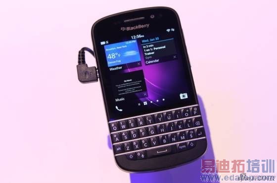 黑莓Q10智能手机带有物理键盘