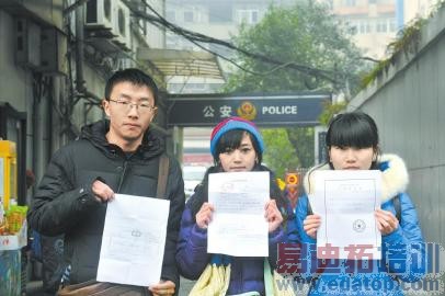 1月8日,王女士和彭女士拿着材料去派出所,希望可以拿回被盗手机。 吕甲摄