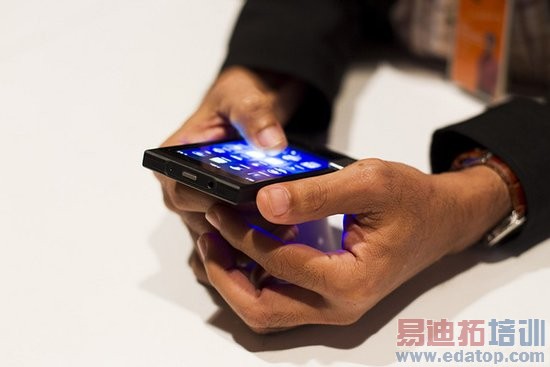 工作生活两不误!RIM将为手机配备双重功能