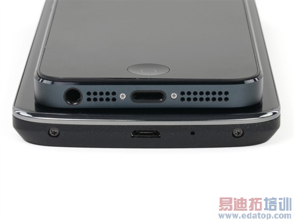 microSIM卡插槽在右侧,而没有藏到电池底下。LG还提供了专门的工具用来取出SIM卡。