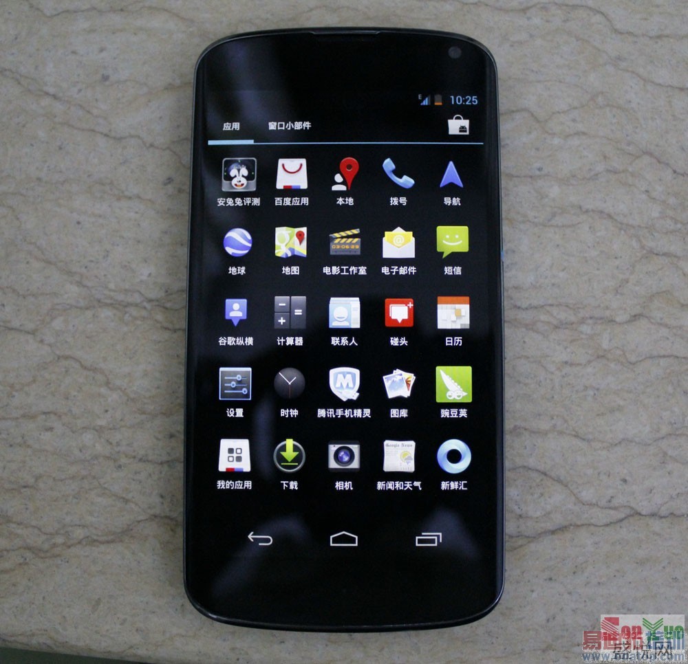 Nexus 4�ĳߴ��� 134 &times; 69.2 &times; 9.2 mm������139�ˣ��������ͱȽ��ᱡ��Android 4.2 �����޿��㡣