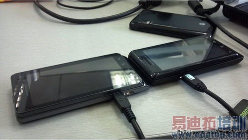 �й����Ŷ��ƻ�Ħ������Droid 3�л��ع�[��ͼ]