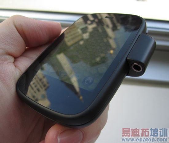 ����Veer 4G�ֻ������̵㣺�ߴ�С�ɳ�˫�н�