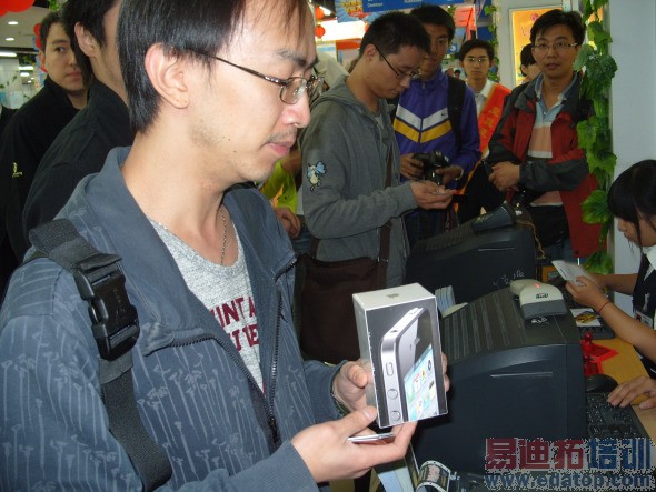 ���������׷���ͨiPhone 4 �������賿3���Ŷ�