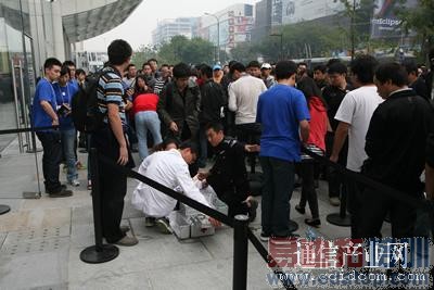 iPhone 4�������й���½ ǧ���Ŷӷ�˿�ֳ��赹