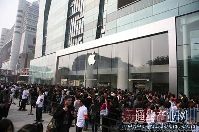 iPhone 4�������й���½ ǧ���Ŷӷ�˿�ֳ��赹