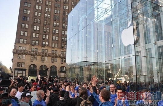 纽约第五大道苹果旗舰店前热闹非凡,专门店员工击掌助兴 纽约第五大道苹果旗舰店前热闹非凡,专门店员工击掌助兴