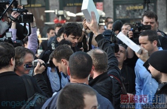 用户高举iPad让媒体拍照 用户高举iPad让媒体拍照