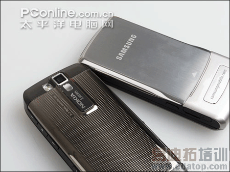 (左侧)三星L878滑出来后比(右侧)的E66长了一截