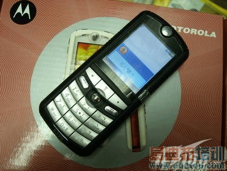 低端精品再亮相 摩托罗拉E398仅399元