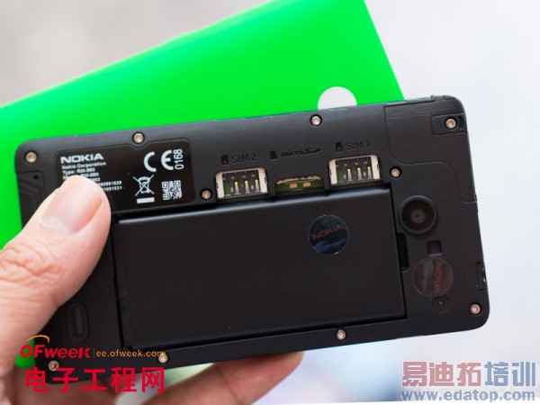 Nokia X开箱:大红色耳机夺人眼球
