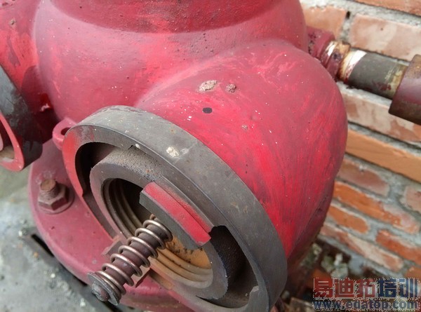 �Ա�����:��ҫ3C 4G��PK��ţV5����ͼ��