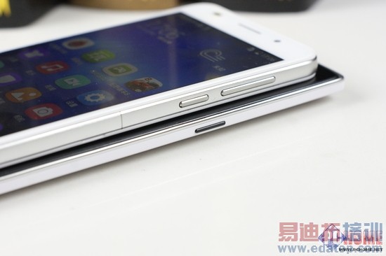 1999究竟该买谁?一加/荣耀全面对比评测(图解)