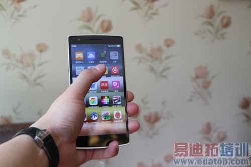 情怀狙击战 Smartisan T1对比一加手机