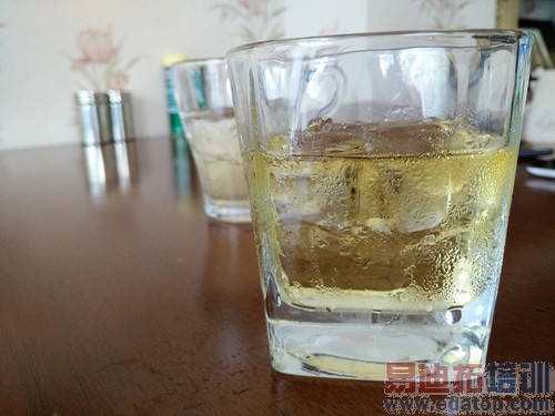 情怀狙击战 Smartisan T1对比一加手机