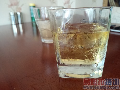 情怀狙击战 Smartisan T1对比一加手机