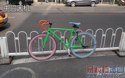 �������PKС��4��˭��վ��