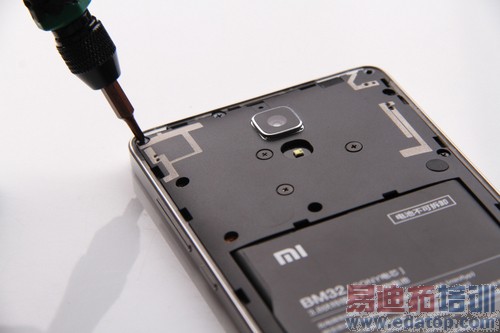 人艰也拆!锤子/荣耀6/米4彻底拆机评测 结果令人震惊