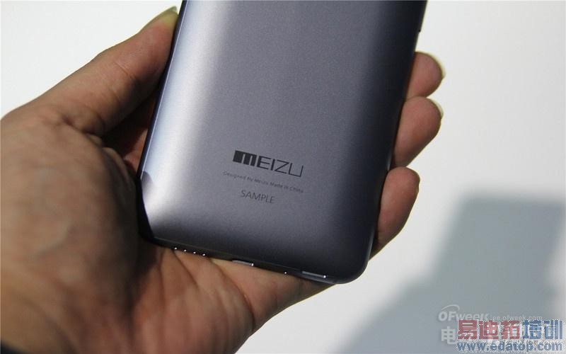 ����MX4�ֳ����⣺2.6mmȫ����խ�߿�VSС��4  ��խ