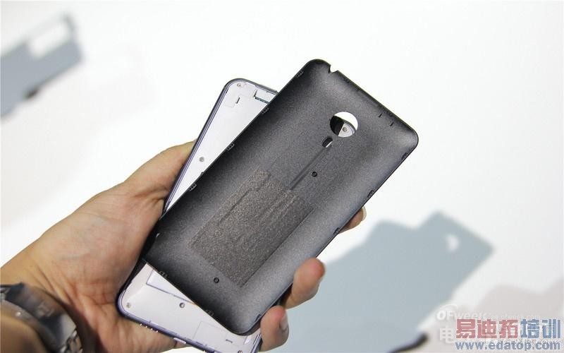 ����MX4�ֳ����⣺2.6mmȫ����խ�߿�VSС��4  ��խ