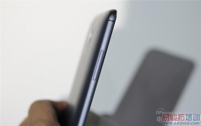 ����MX4�ֳ����⣺2.6mmȫ����խ�߿�VSС��4  ��խ