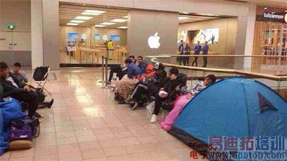 黄牛都惊呆了!果粉熬夜、打麻将排队买iphone6