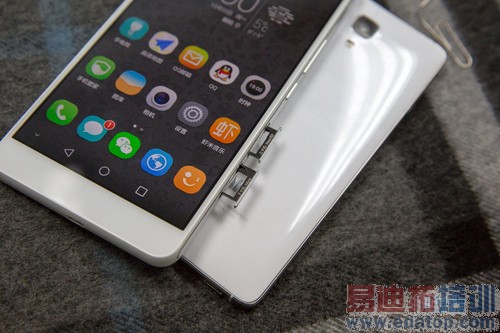 �������������� ��Ϊ��ҫ6Plus�Ա�С��4��ѡ˭������Ƶ��