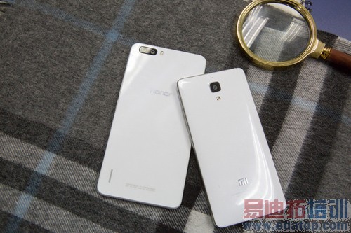 �������������� ��Ϊ��ҫ6Plus�Ա�С��4��ѡ˭������Ƶ��