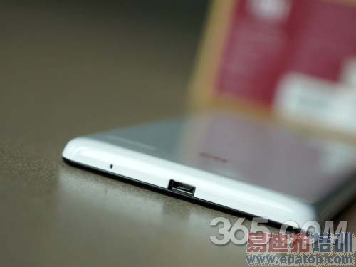 红米Note 4G增强版底部的MicroUSB接口