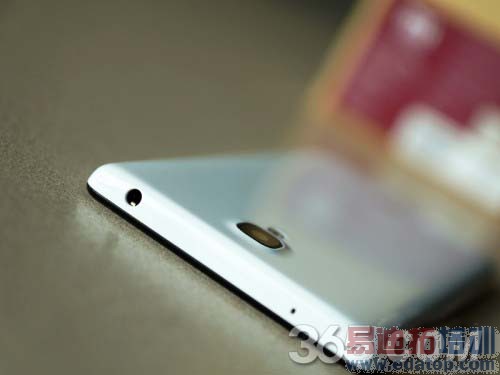 红米Note 4G增强版顶端的3.5mm耳机插孔