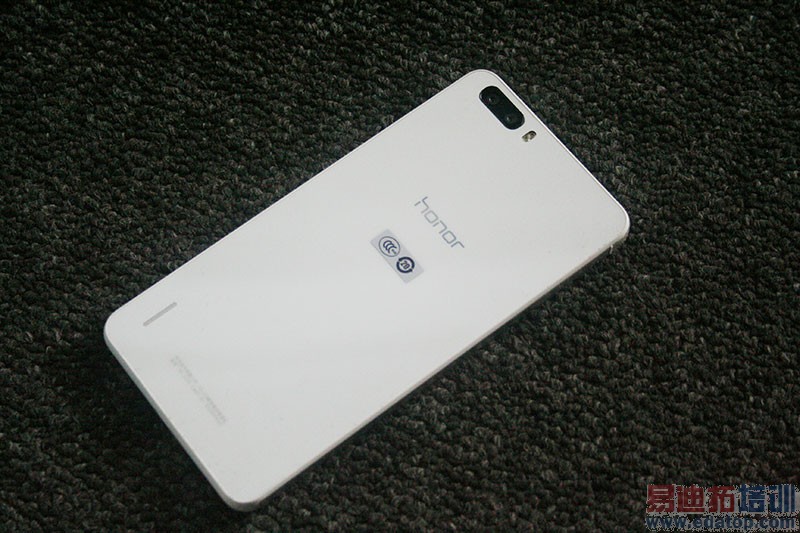 华为荣耀6Plus最新评测:美媒盛赞 魅族MX4 Pro忧虑