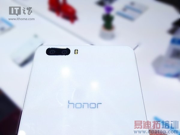 ��Ϊ��ҫ6 Plus���ֳ����飺���ֵ�ǿ ��iPhone6 Plusק����ͼ��