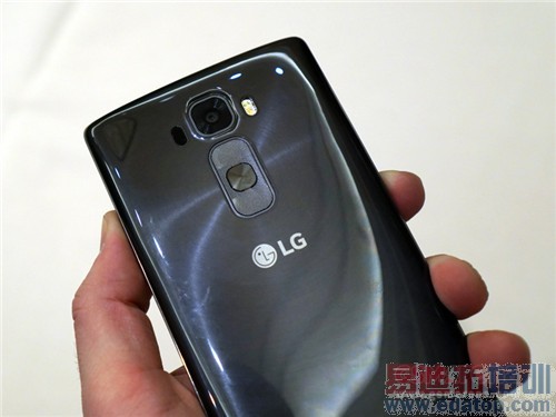 LG G Flex2上手体验:抢先小米5搭骁龙810 跑分惊爆魅族MX4