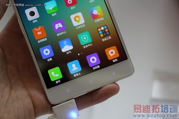 双面玻璃+2299元起 小米Note真机试玩