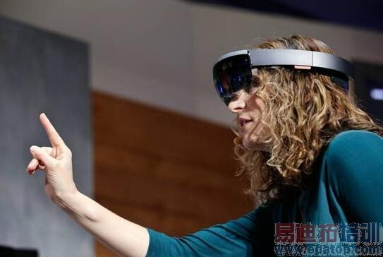 ΢������CEO�ɵ���Ѻ��HoloLens Win 10�ŵڶ�