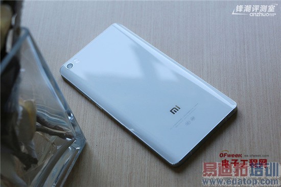 小米Note白色版vs新Moto X真机图赏:3000元市场谁更有戏