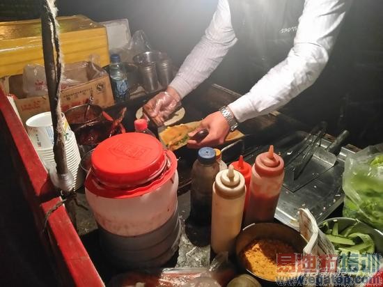 夜晚强光环境下的小吃摊