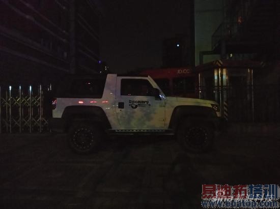 弱光环境下的越野车