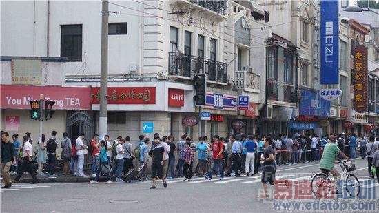 直击魅族MX4首发日:场面火爆 白色版量少(现场图)