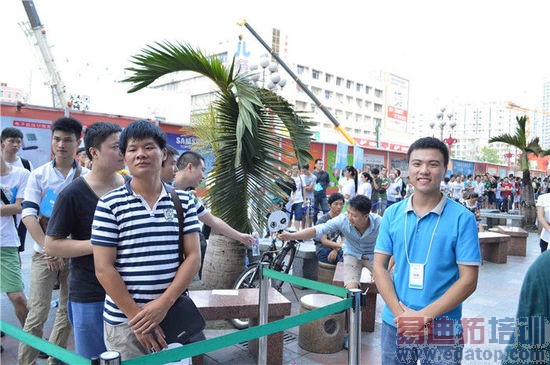 直击魅族MX4首发日:场面火爆 白色版量少(现场图)