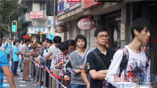 直击魅族MX4首发日:场面火爆 白色版量少(现场图)