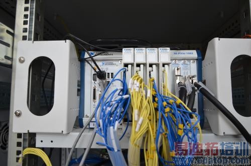 PXIe-1082机箱在主控制柜内安装图