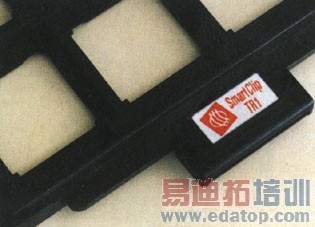 图2:置于托盘边缘的RFID发射器。