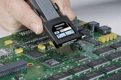 ͼ1��С������ת����������̽ͷ���Ա�������С���RapidIO�źţ����ܲɼ���ģ��������źţ���ռ�ݵĿռ���С��