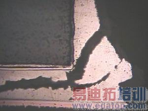 图5:Sn/Cu0.7焊点在弯曲试验时会出现裂缝。