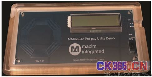 图2. 基于NFC的预付费家庭显示单元(HDU)演示板。HDU与供电公司的后台通信,更新剩余的电量额度。通过家庭中现有电力线利用电力线通信(PLC)完成交易。