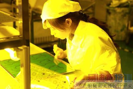 工厂工人心无旁骛地工作