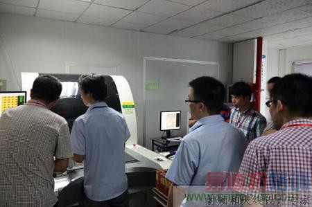 众人观看AOI设备作业