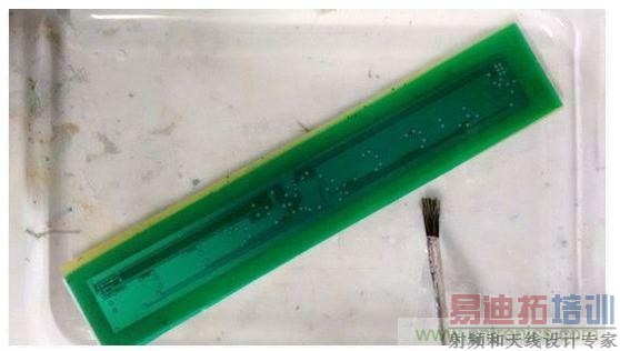 正在显影中的电路板(和鬃毛刷)