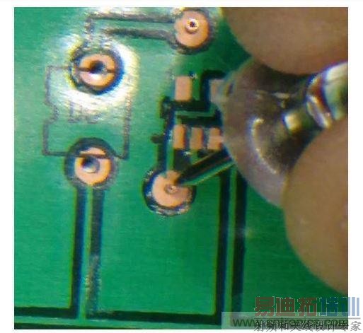 用图钉撑开铆钉尾部